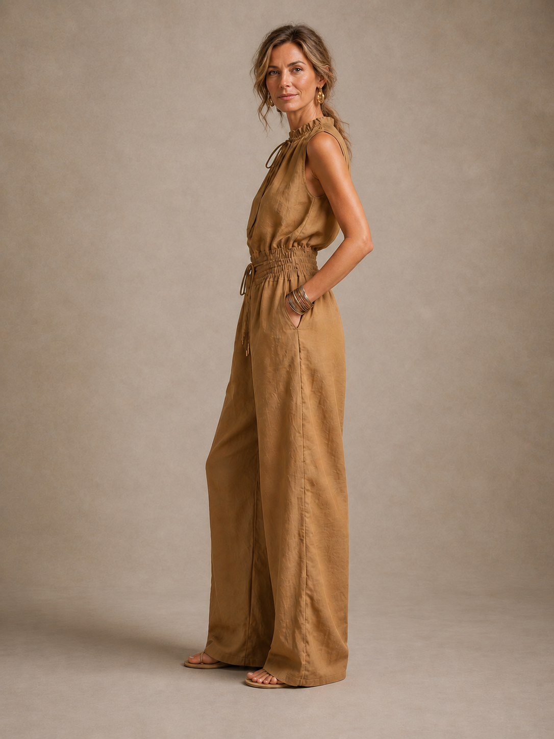 Celia | Ermeløs jumpsuit med knyting