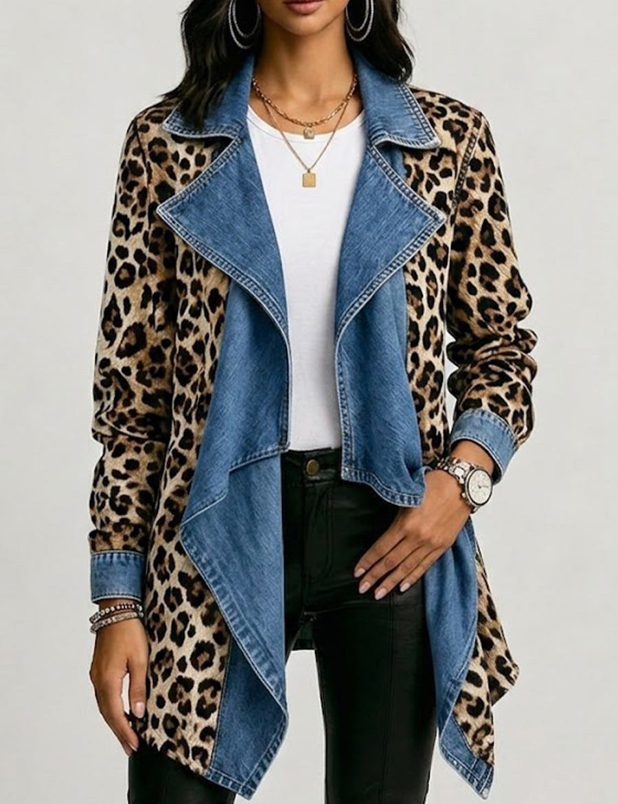 Victoria | Leopardmønstret jakke med panel i slitt denim, mellomlang