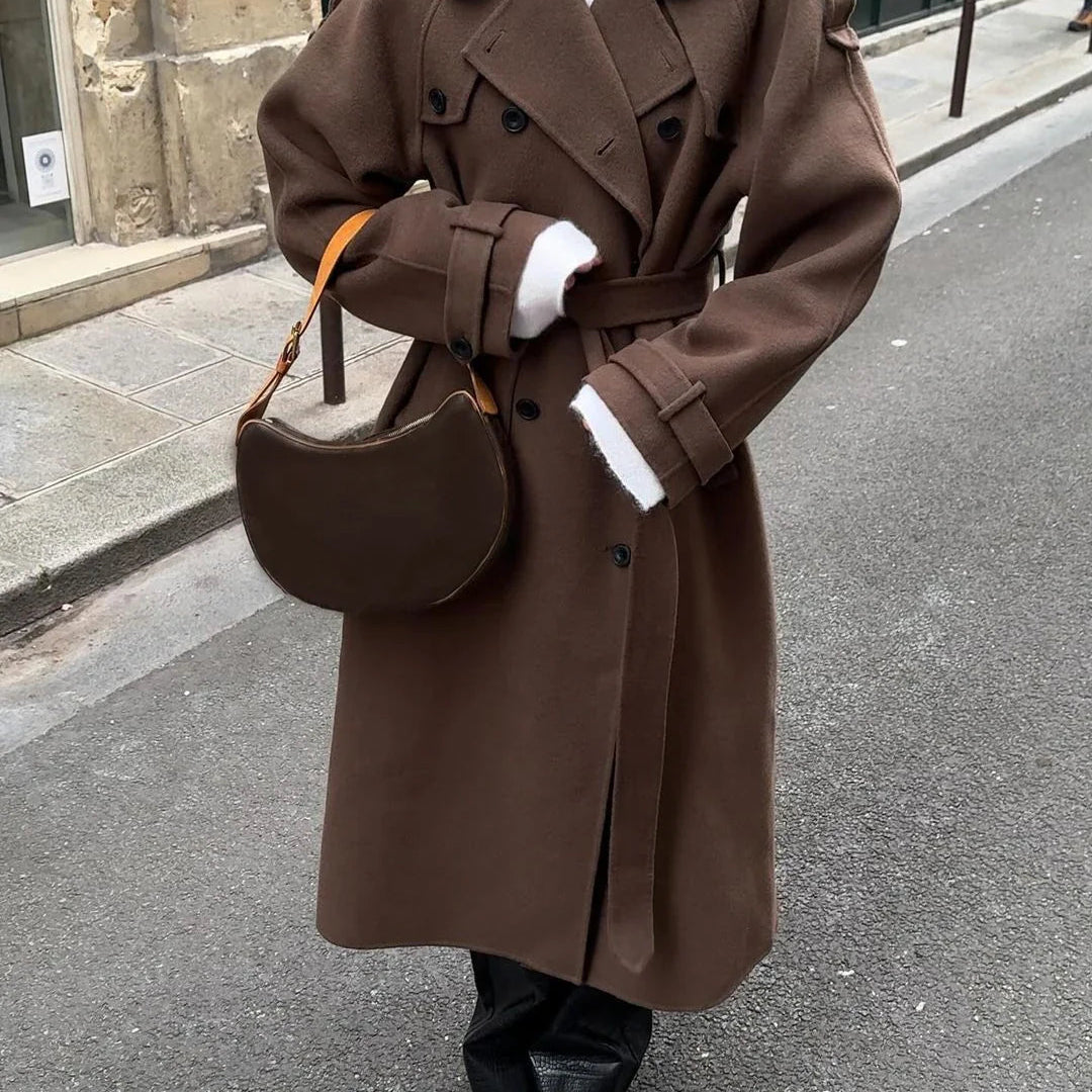 Renata – Lang trenchcoat med brede slag – 1