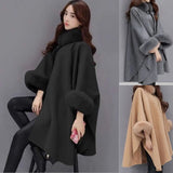 Elegant cape for dame med ståkrage og vide ermer