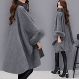 Elegant cape for dame med ståkrage og vide ermer