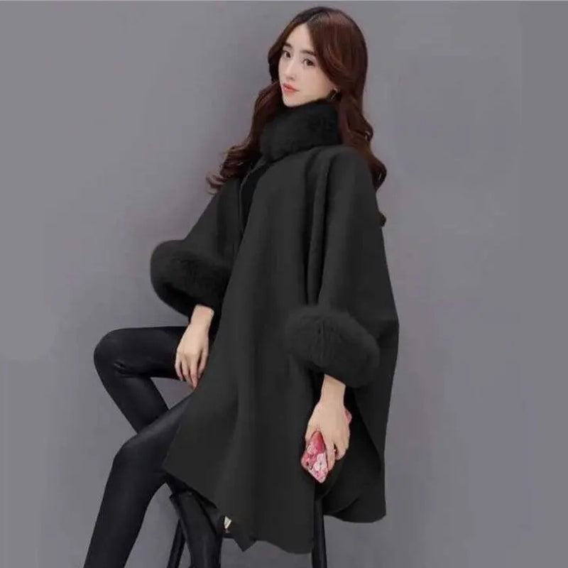 Elegant cape for dame med ståkrage og vide ermer