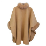 Elegant cape for dame med ståkrage og vide ermer