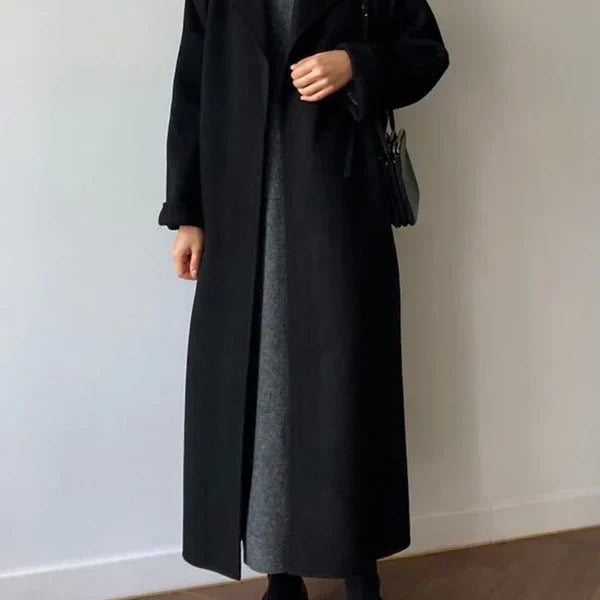 Lang damekåpe med belte og elegant slag